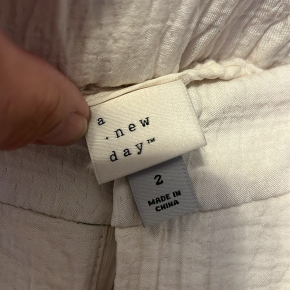 Cream colored pants - Picture 2 of 2